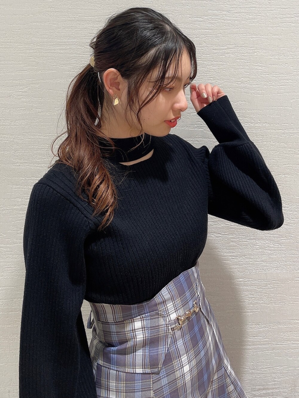 ブラック系のニット/セーター、パープル系のスカート、ベージュ系のブーツを着用したレディースの冬コーディネートの4枚目の写真