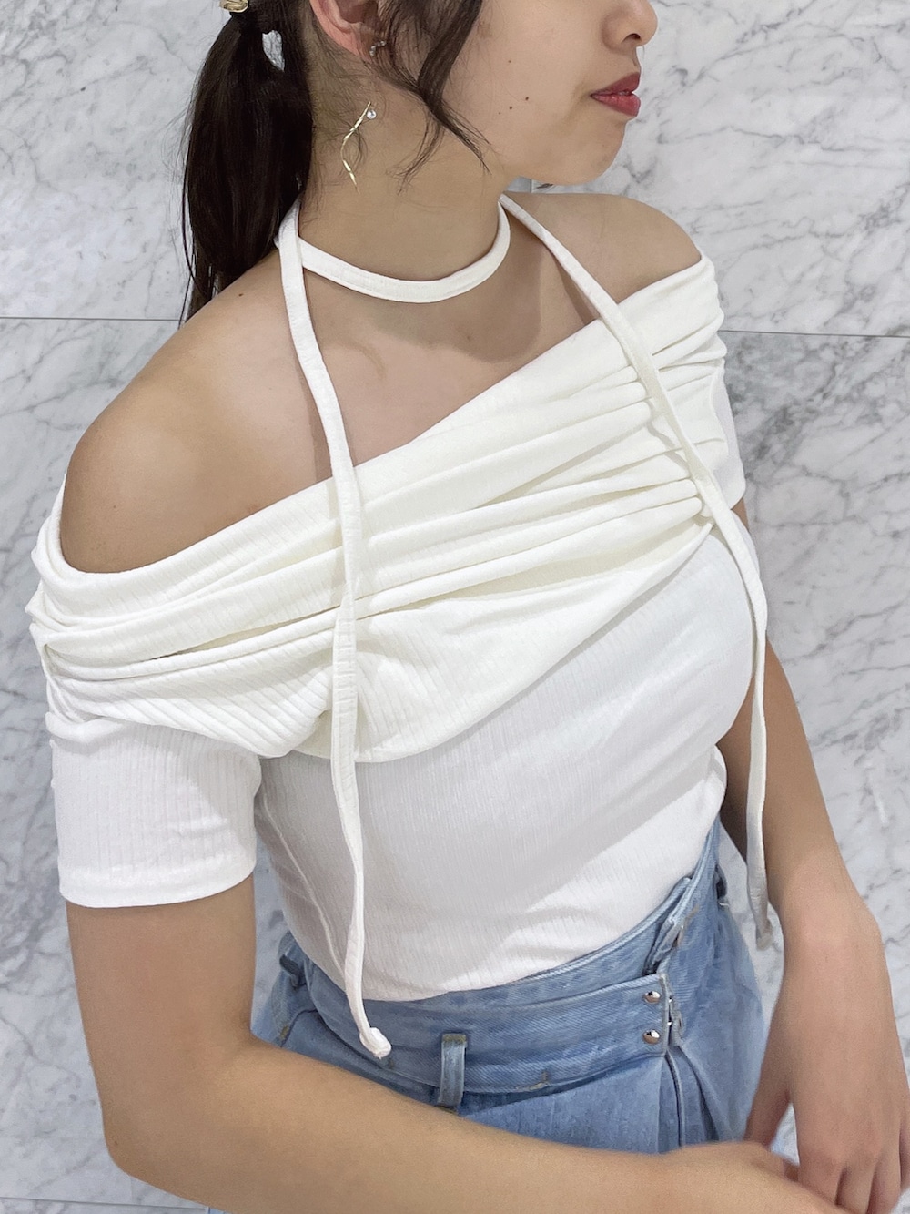 ホワイト系のTシャツ/カットソー、ブルー系のデニムパンツ、パープル系のパンプスを着用したレディースの夏コーディネートの7枚目の写真
