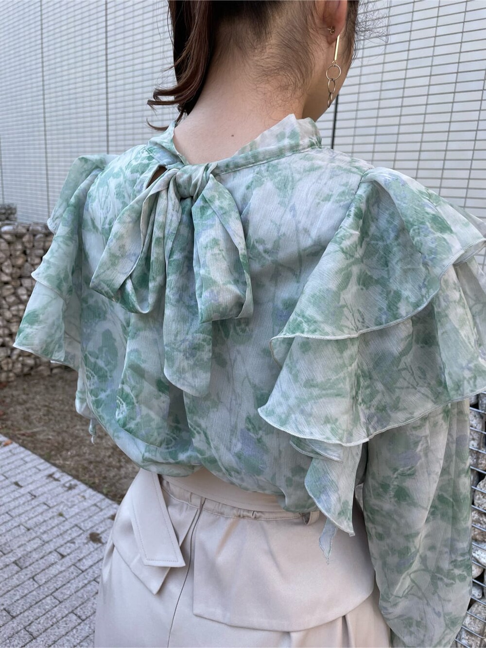 ブラック系のブーツ、ベージュ系のその他パンツ、グリーン系のシャツ/ブラウスを着用したレディースの秋コーディネートの9枚目の写真