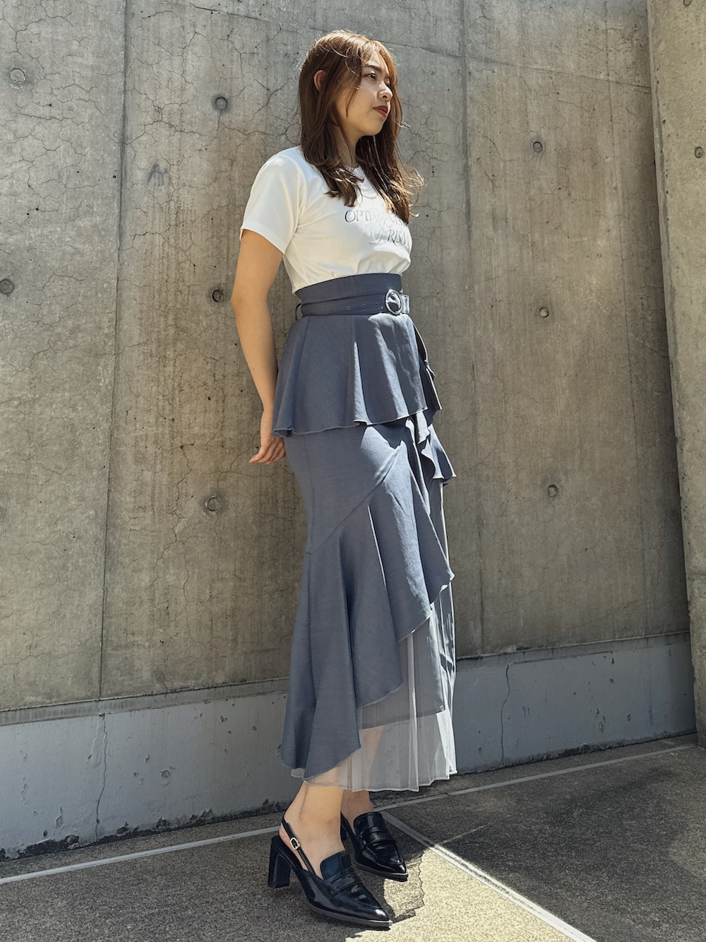 ホワイト系のTシャツ/カットソー、グレー系のスカート、ブラック系のローファーを着用したレディースの春コーディネートの3枚目の写真