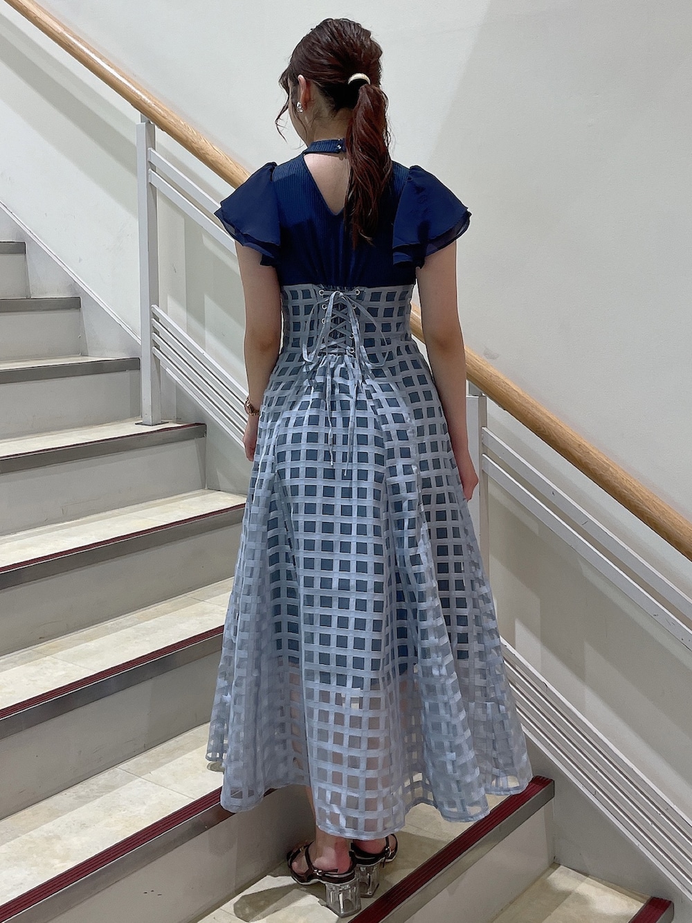 ブルー系のワンピース、ブラウン系のサンダルを着用したレディースの夏コーディネートの4枚目の写真