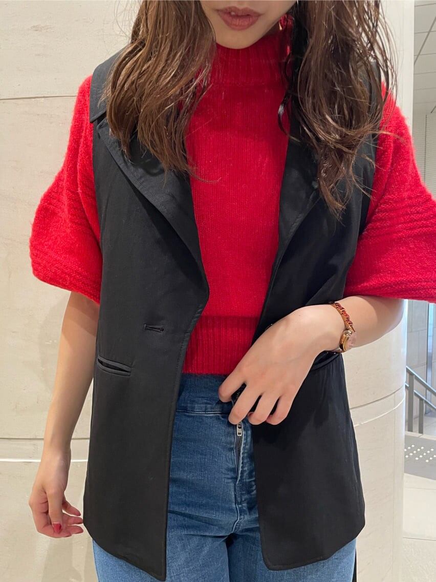 ブラック系のベスト、ブラック系のブーツ、レッド系のニット/セーターを着用したレディースの秋コーディネートの7枚目の写真