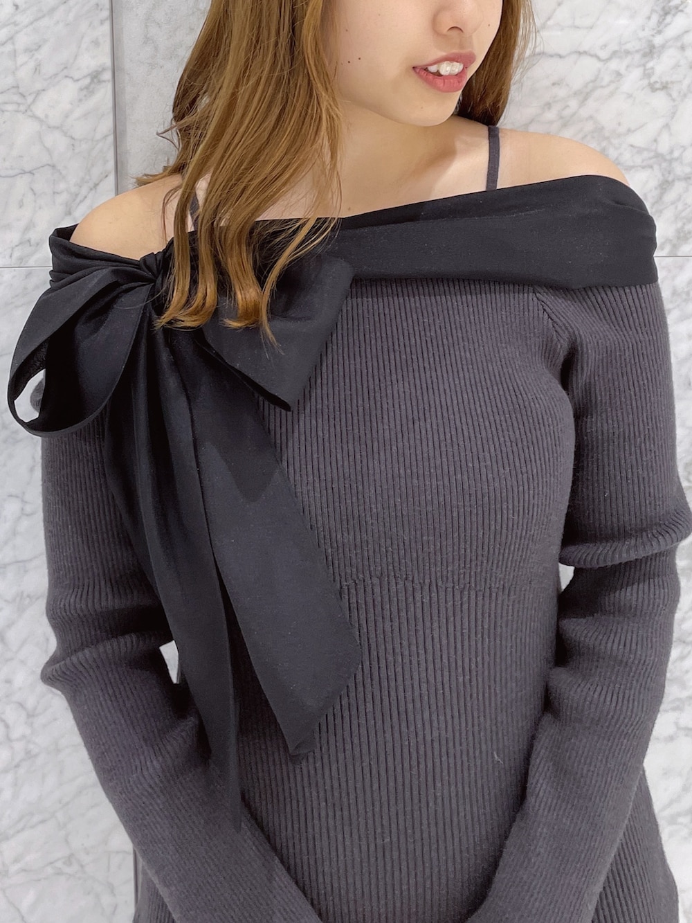 グレー系のワンピース、ブラック系のパンプスを着用したレディースの秋コーディネートの4枚目の写真