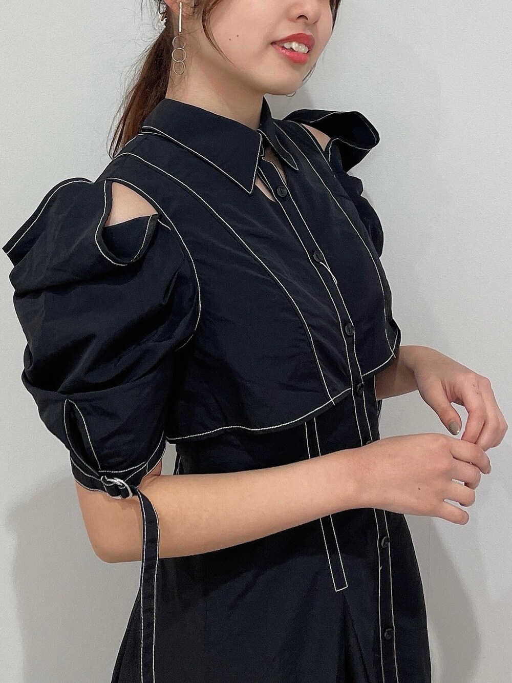 ブラック系のシャツワンピース、シルバー系のパンプスを着用したレディースの春コーディネートの6枚目の写真