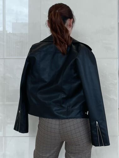 ブラック系のライダースジャケット、ブルー系のその他パンツ、ブラック系のTシャツ/カットソーを着用したレディースの秋コーディネートの3枚目の写真