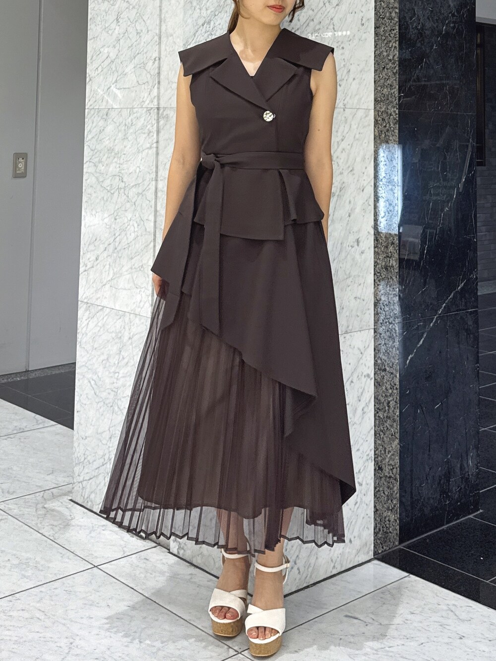 ブラウン系のワンピース、ホワイト系のサンダルを着用したレディースの夏コーディネートの2枚目の写真