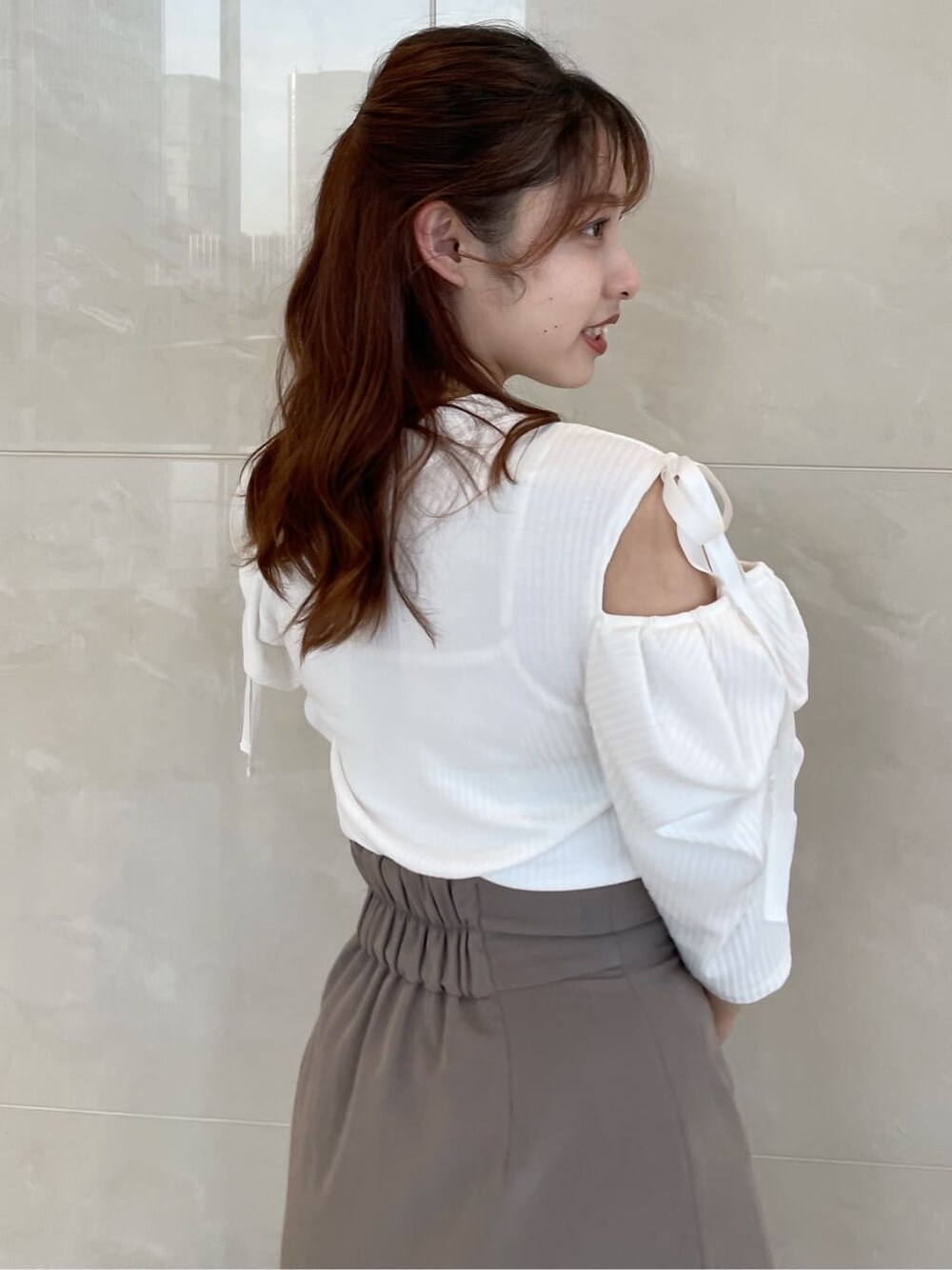 ベージュ系のスカート、ベージュ系のローファー、ホワイト系のTシャツ/カットソーを着用したレディースの夏コーディネートの5枚目の写真