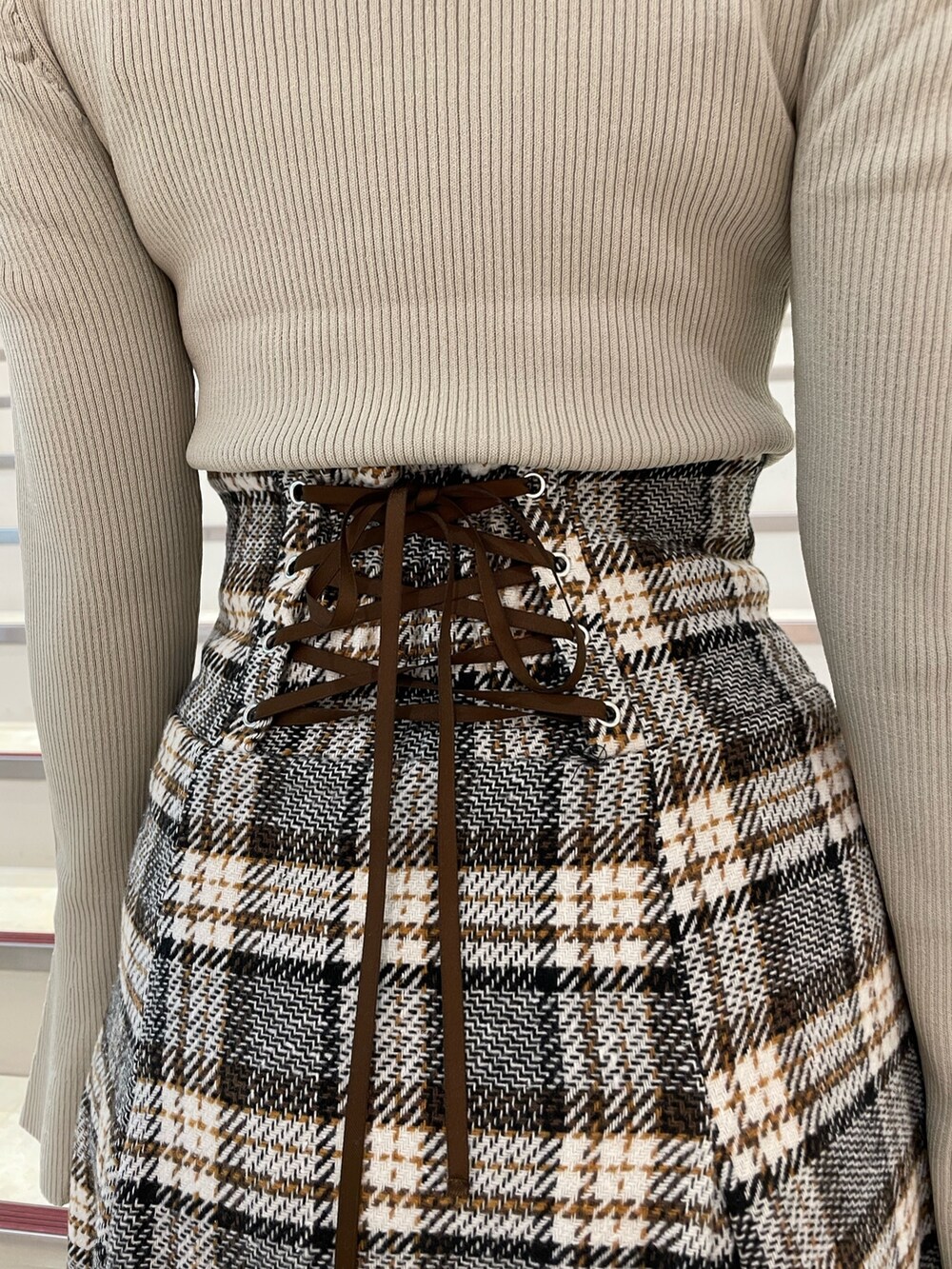 グレー系のニット/セーター、その他のスカート、ブラック系のブーツを着用したレディースの秋コーディネートの9枚目の写真