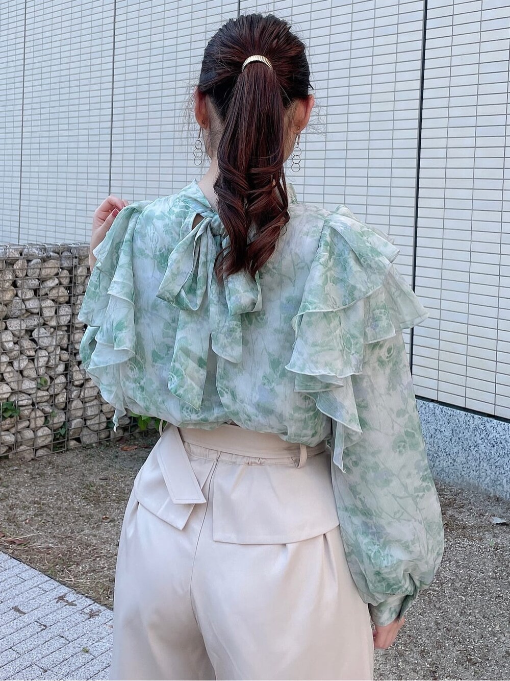 ブラック系のブーツ、ベージュ系のその他パンツ、グリーン系のシャツ/ブラウスを着用したレディースの秋コーディネートの5枚目の写真