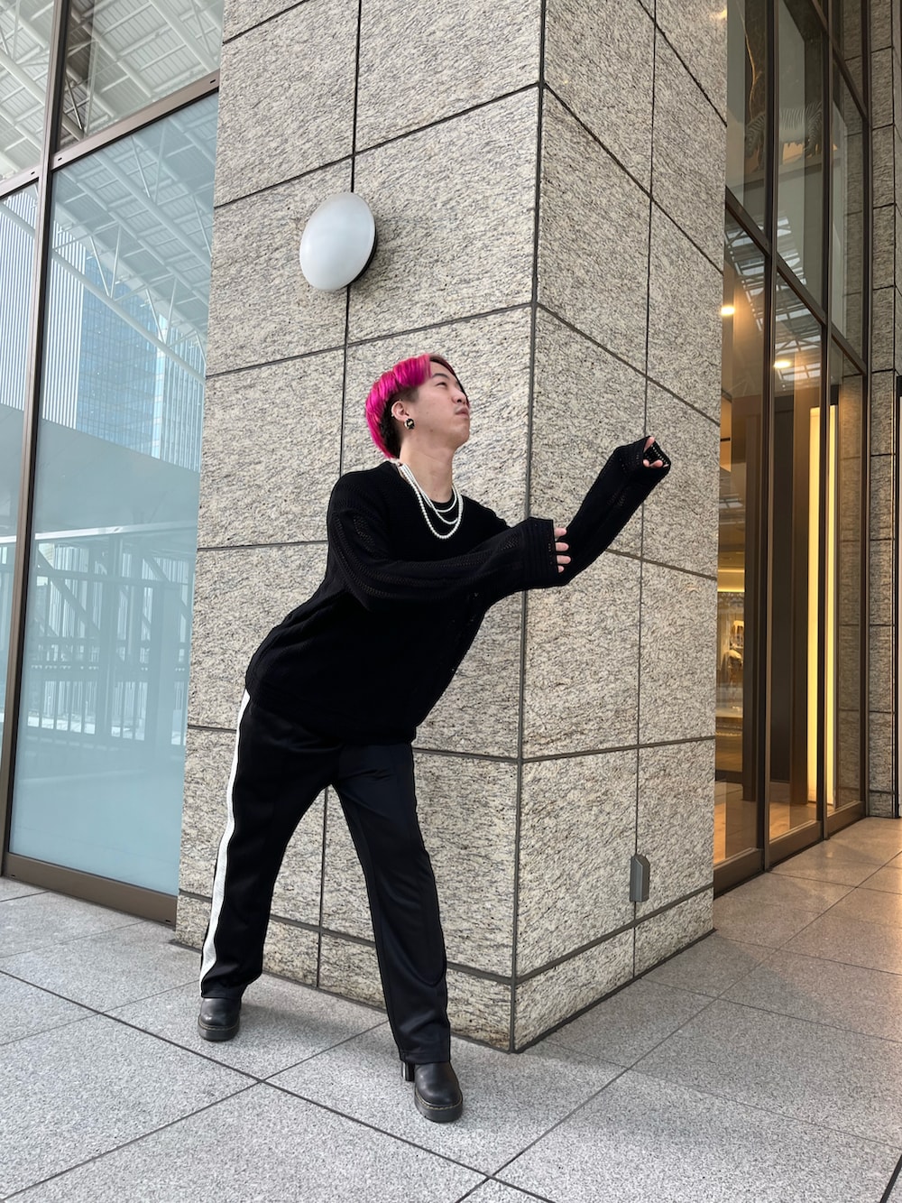 「秋冬コーデ、今日のコーデ、シンプルスタイル、お洒落さんと繋がりたい、ootd、秋のコーデ、ブラックコーデ、ブラック、ブーツ、私の私による私のためだけのファッション、派手髪、ラインパンツ、まっくろくろすけ、赤髪」｜「tk.TAKEO KIKUCHIの透かし編みラッセルストライプニット（ニット/セーター、ブラック系）」を使った、hidetomorita さん（メンズ・176cm）の秋コーディネートの2枚目の写真
