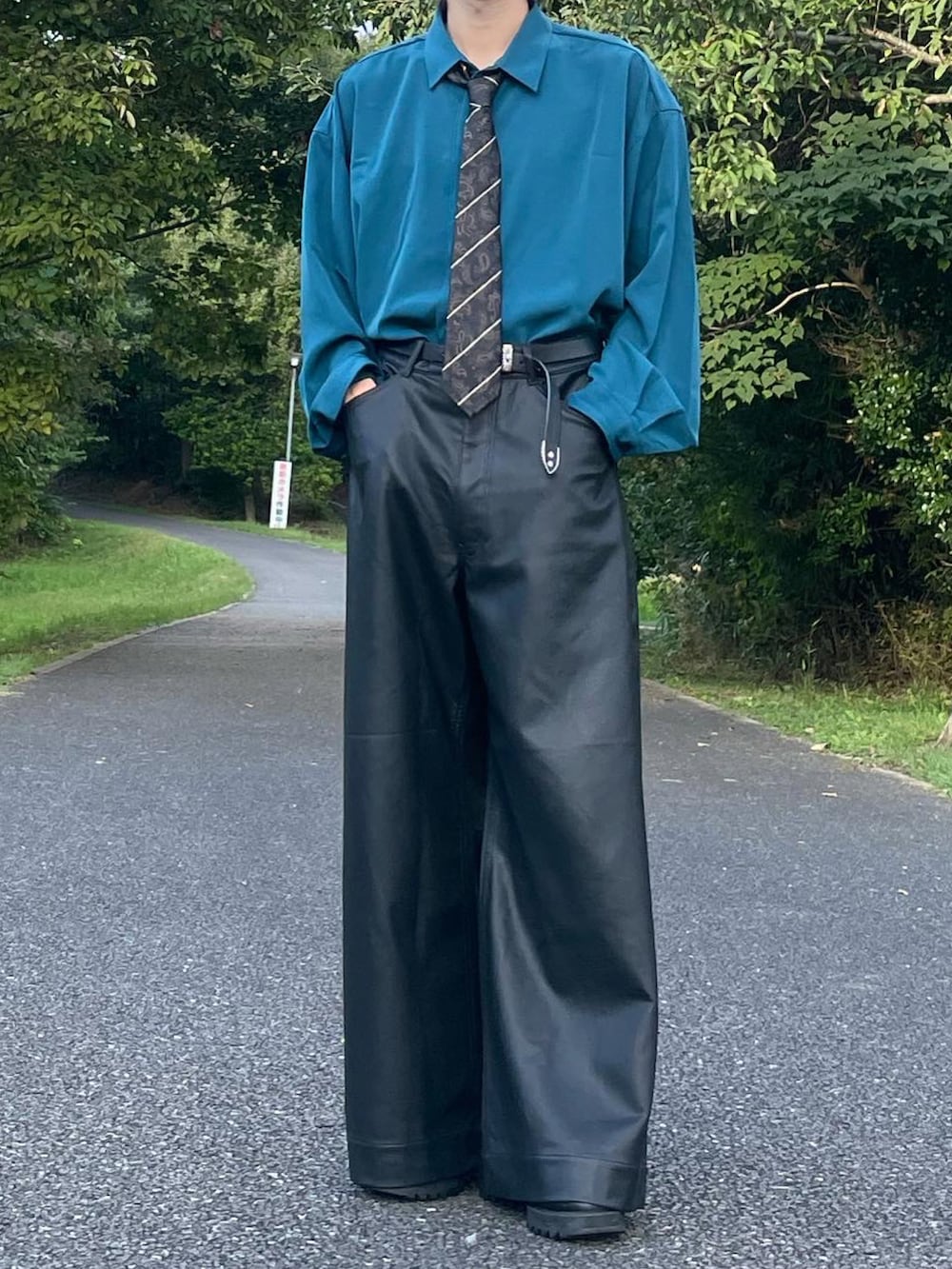 ブラック系のその他パンツを着用したメンズの冬コーディネートの3枚目の写真