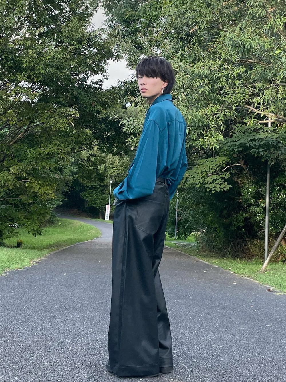 ブラック系のその他パンツを着用したメンズの冬コーディネートの2枚目の写真