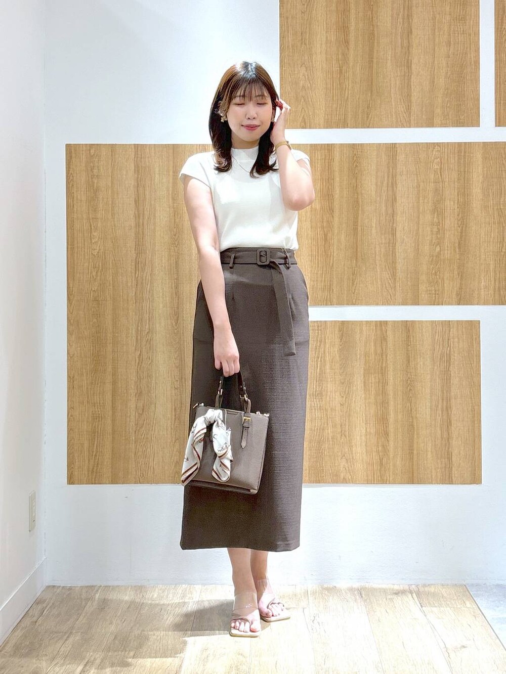 「高身長、きれいめ、フェミニン、休日コーデ、デート/ロマンティック、女子会、女子ウケ、ワントーン、モテ、バッグ、Andemiu、ロングスカート、スカート、サンダル、ニット」｜「Andemiuのキュービックジルコニアネックレス118364（ネックレス、イエロー系）」を使った、andemiu_mizukiさん（レディース・170cm）の夏コーディネートの2枚目の写真