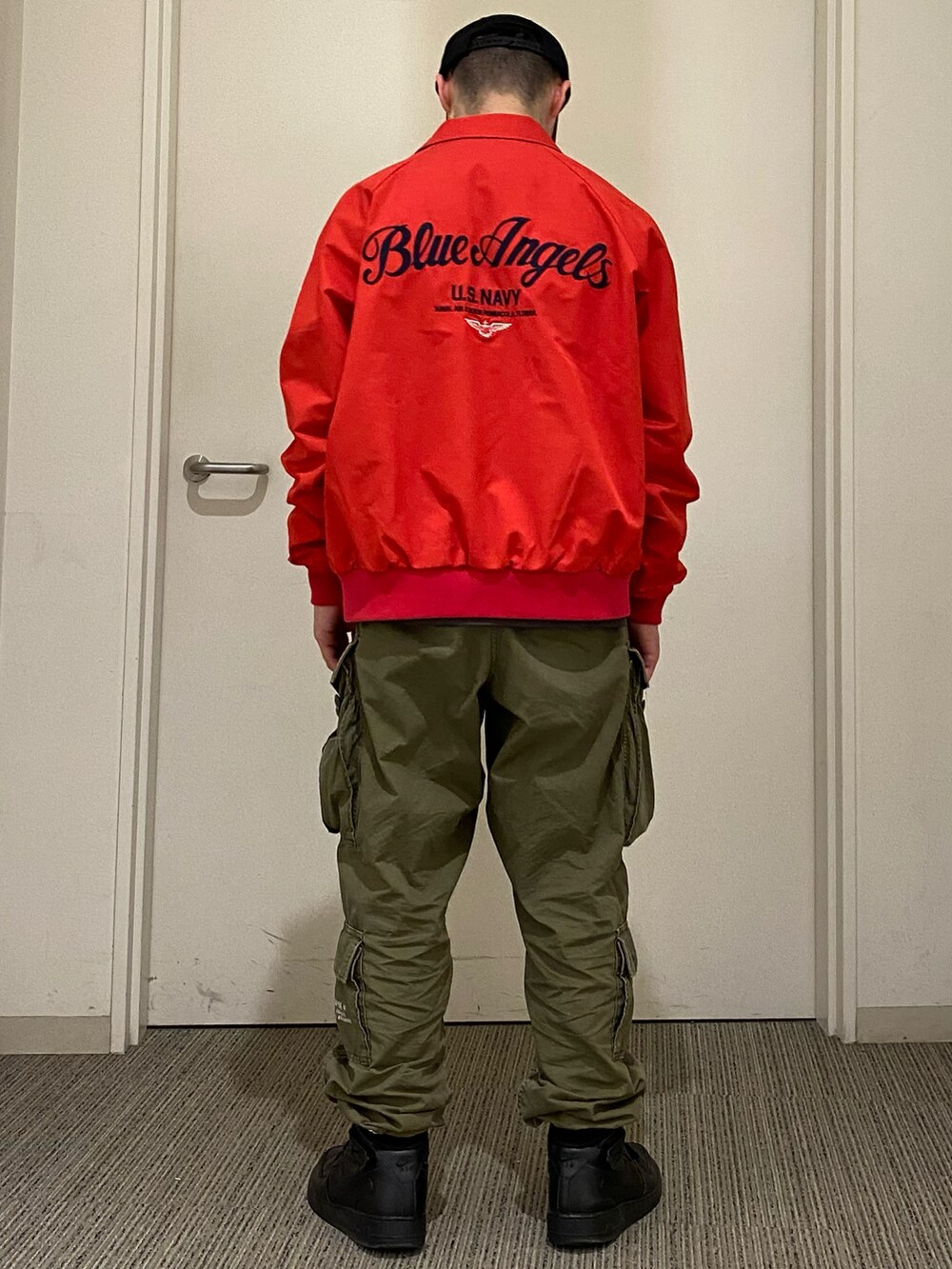 「ミリタリー、カジュアル、キャップ、ストリート、AVIREX、カーゴパンツ、ootd、春コーデ、スイングトップ、メンズファッション」｜「AVIREXの×NEW ERA 9フォーティー Aフレーム ロゴキャップ アジャスタブル/9 FORTY A-FRAME LOGO CAP（キャップ、レッド系）」を使った、hryk1998さん（メンズ・167cm）の春コーディネートの3枚目の写真