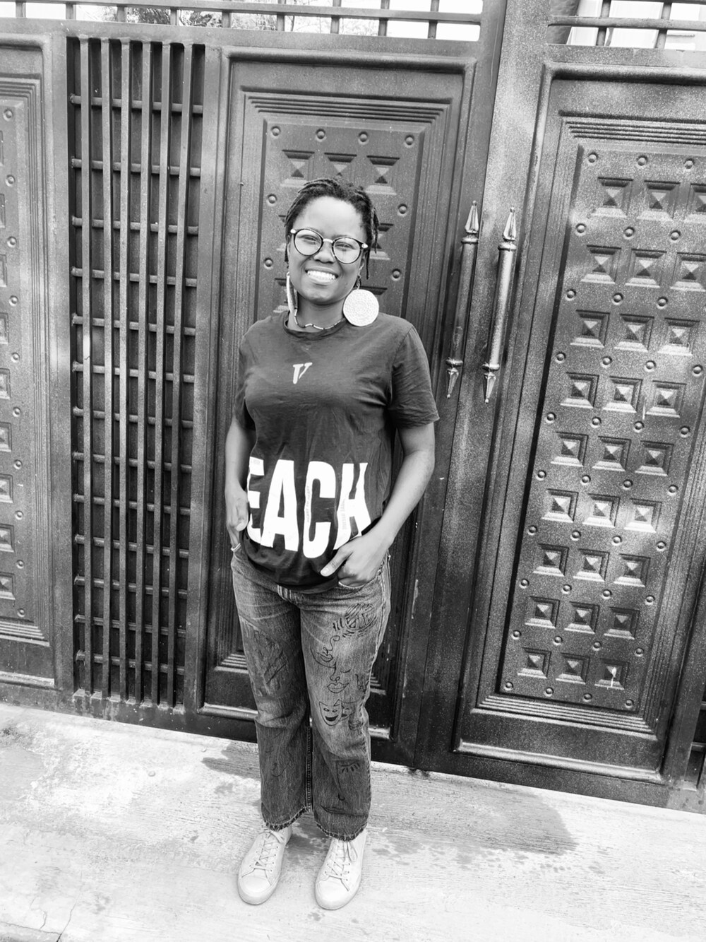 ベージュ系のイヤリングを着用したレディースの夏コーディネートの2枚目の写真