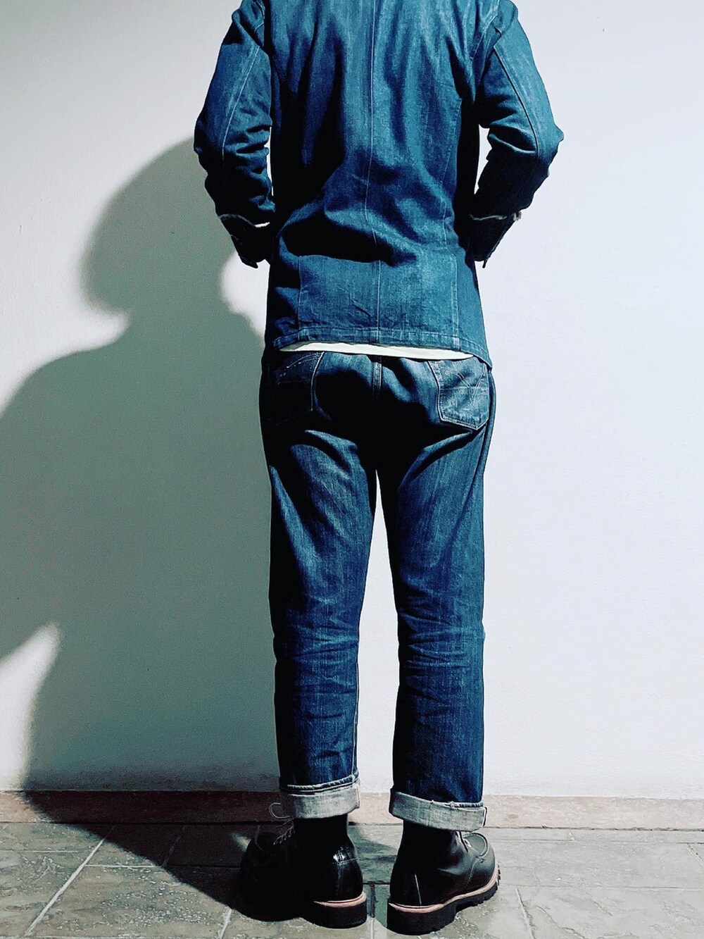 ブルー系のジャケット/アウター、ブルー系のデニムパンツ、ブラック系のブーツを着用したメンズの秋コーディネートの3枚目の写真