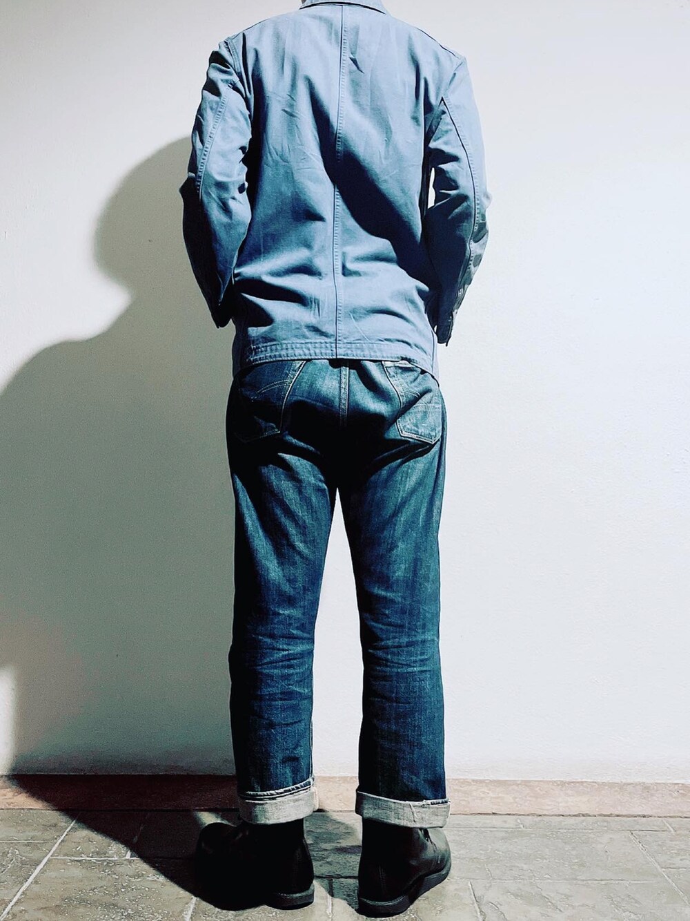 ブルー系のジャケット/アウター、ブルー系のデニムパンツ、ブラック系のブーツを着用したメンズの秋コーディネートの3枚目の写真
