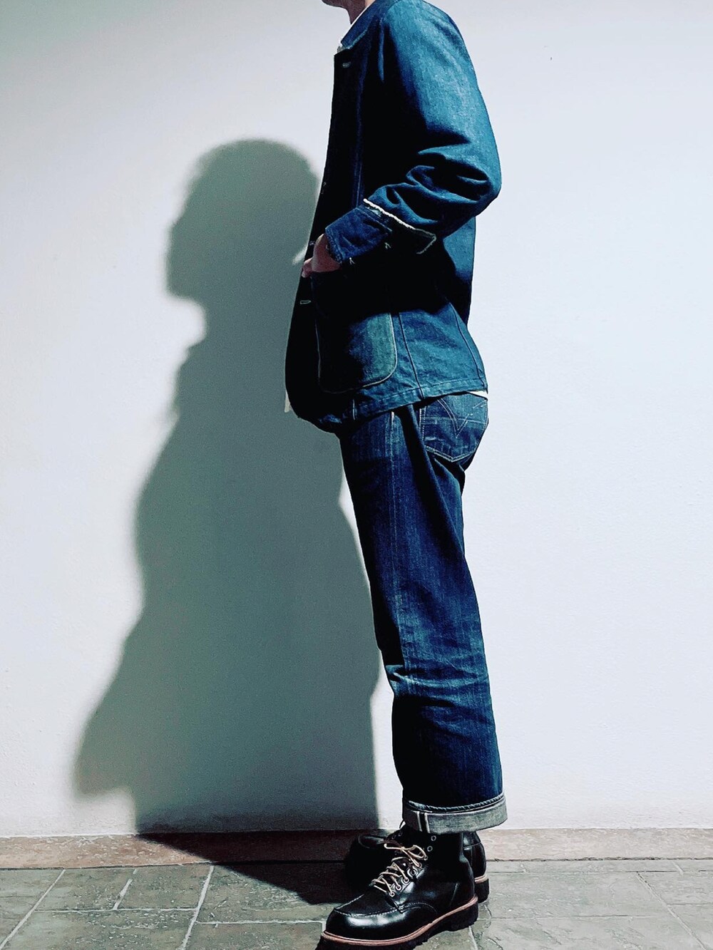 ブルー系のジャケット/アウター、ブルー系のデニムパンツ、ブラック系のブーツを着用したメンズの秋コーディネートの2枚目の写真