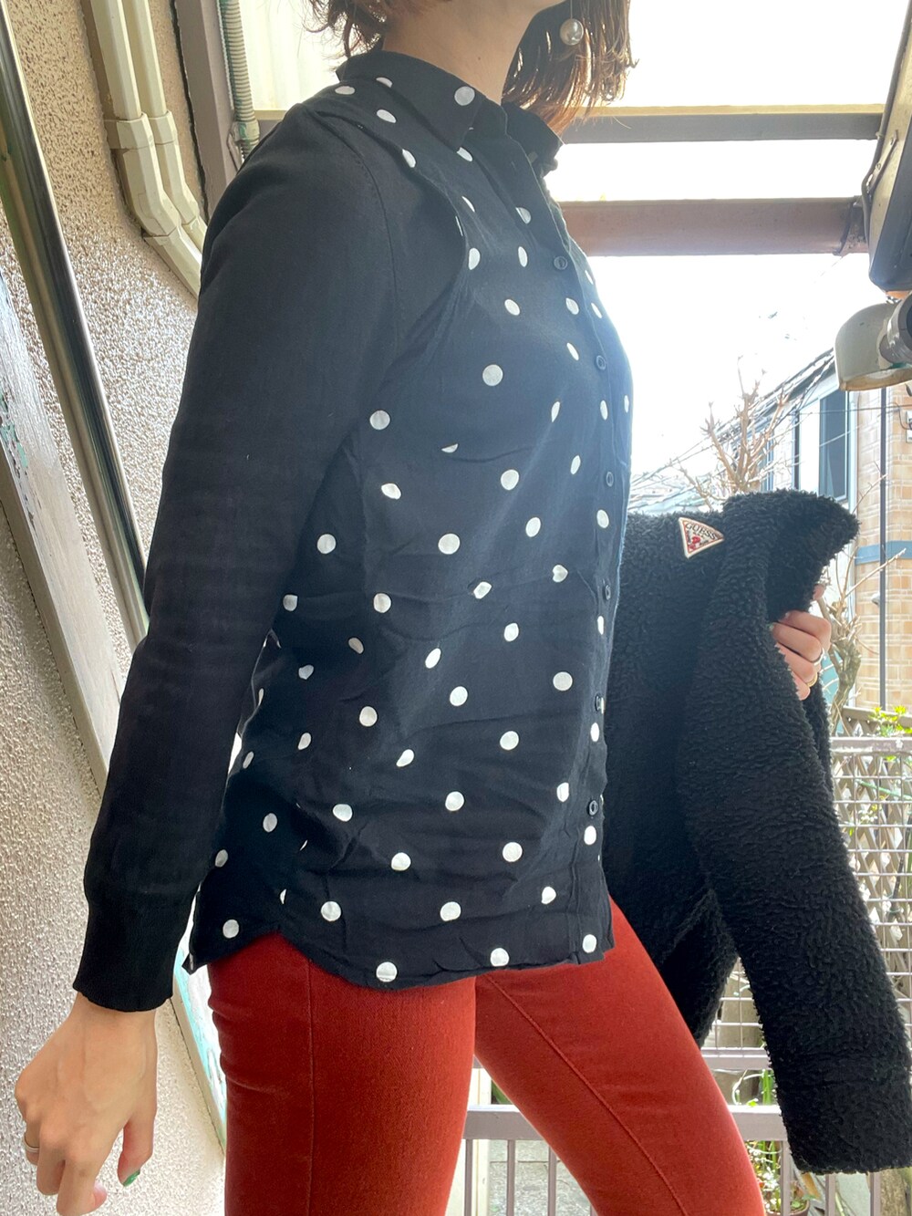 「春服、水玉、赤パンツ、カラーパンツ、ユニクロ、古着MIX、古着好きな人と繋がりたい、赤×黒、古着コーデ」｜「Guessのアイテム（マウンテンパーカー、ブラック系）」を使った、Satokoさん（レディース・159cm）の春コーディネートの2枚目の写真