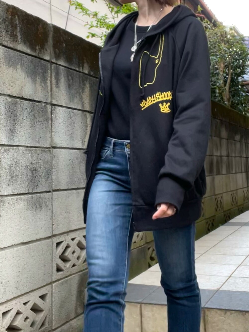 「カジュアルコーデ、シンプルコーデ、春服コーデ、ストリート、ストリートコーデ、ユニクロデニム、ユニクロコーデ」｜「babyShoopのアイテム（パーカー、ブラック系）」を使った、Satokoさん（レディース・159cm）の春コーディネートの4枚目の写真