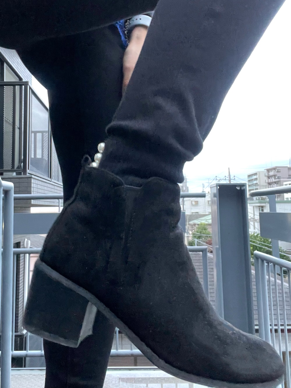 「秋冬コーデ、レイヤードスタイル、レイヤード、重ね着、レース、透けトップス、パールアクセ、パールピアス、大人ガーリー」｜「Banana Republicのアイテム（トップス、ブルー系）」を使った、Satokoさん（レディース・159cm）の秋コーディネートの2枚目の写真