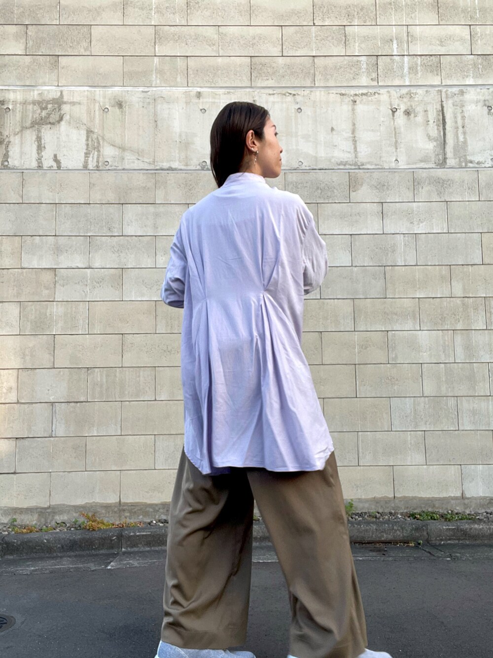 「秋冬コーデ、パンツスタイル、ワイドパンツ、ワイドパンツ×スニーカー、パープル、ラベンダー、パープルコーデ、ストリート、きれいめカジュアル、ストリートコーデ、ロングシャツ」｜「Bonjour Saganのバックタックシャツ（シャツ/ブラウス、パープル系）」を使った、Satokoさん（レディース・159cm）の冬コーディネートの4枚目の写真