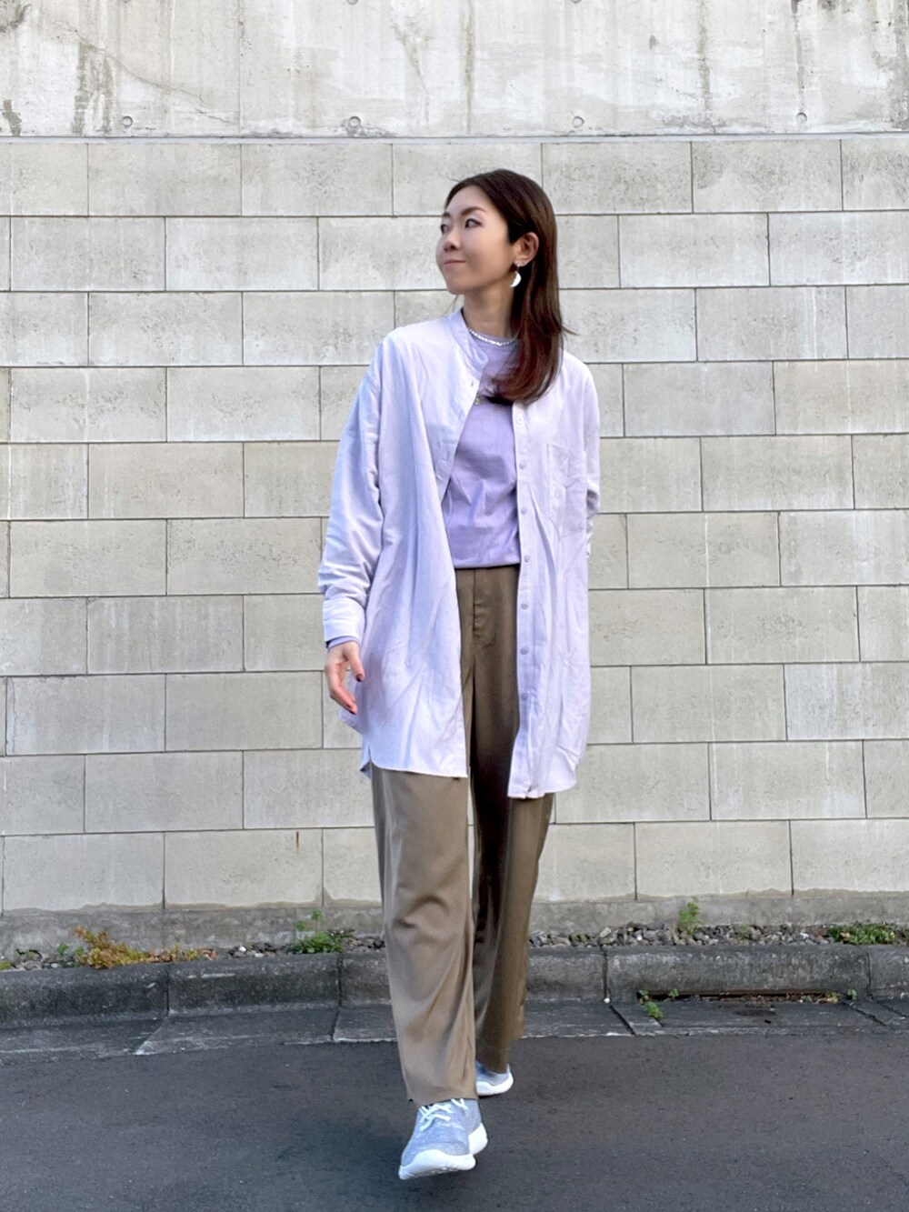 「秋冬コーデ、パンツスタイル、ワイドパンツ、ワイドパンツ×スニーカー、パープル、ラベンダー、パープルコーデ、ストリート、きれいめカジュアル、ストリートコーデ、ロングシャツ」｜「Bonjour Saganのバックタックシャツ（シャツ/ブラウス、パープル系）」を使った、Satokoさん（レディース・159cm）の冬コーディネートの3枚目の写真