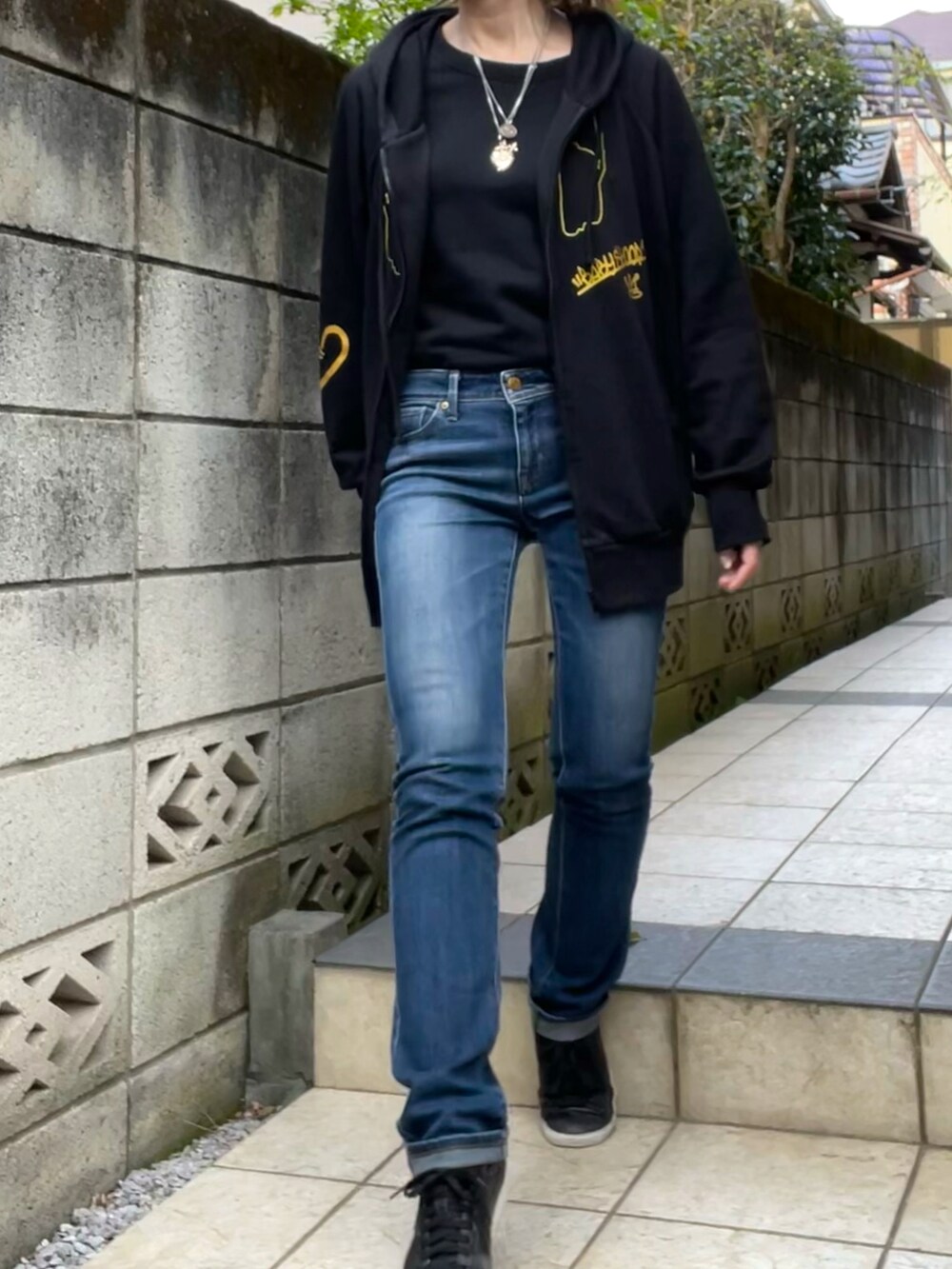 「カジュアルコーデ、シンプルコーデ、春服コーデ、ストリート、ストリートコーデ、ユニクロデニム、ユニクロコーデ」｜「babyShoopのアイテム（パーカー、ブラック系）」を使った、Satokoさん（レディース・159cm）の春コーディネートの2枚目の写真