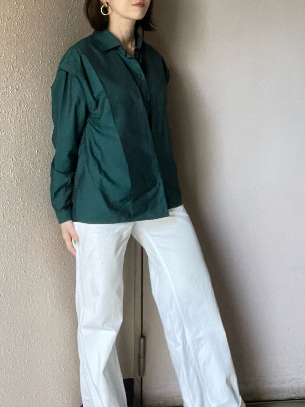 「春服デビュー宣言、#春コーデ、シャツスタイル、シャツコーデ、白パンツ、シャツ好き集まれ、グリーン、グリーンコーデ、古着MIX、古着好きな人と繋がりたい」｜「enrica masseiのアイテム（シャツ/ブラウス、グリーン系）」を使った、Satokoさん（レディース・159cm）の春コーディネートの3枚目の写真