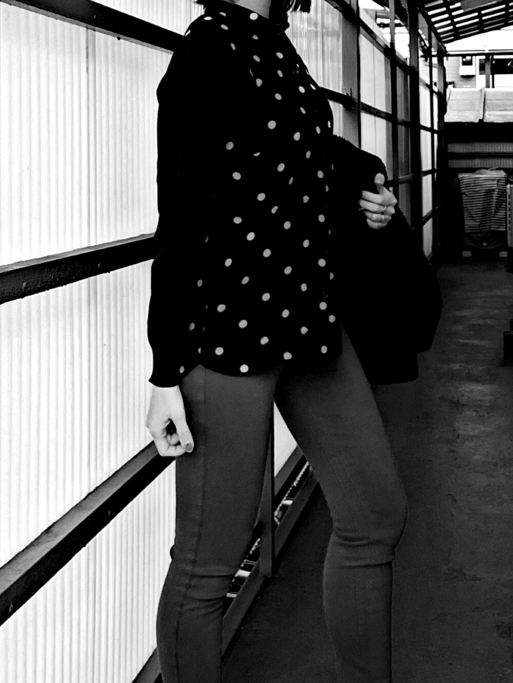 「春服、水玉、赤パンツ、カラーパンツ、ユニクロ、古着MIX、古着好きな人と繋がりたい、赤×黒、古着コーデ」｜「Guessのアイテム（マウンテンパーカー、ブラック系）」を使った、Satokoさん（レディース・159cm）の春コーディネートの3枚目の写真