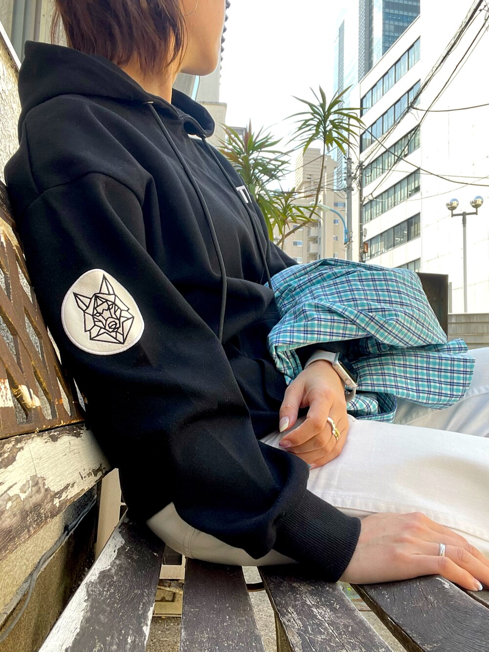 「春コーデ、カジュアルコーデ、メンズライク、オーバーサイズ、パーカーコーデ、ワイドパンツ、白パンツ、シャツスタイル、メンズシャツ、古着MIX」｜「The Wolfe Londonのアイテム（パーカー、ブラック系）」を使った、Satokoさん（レディース・159cm）の春コーディネートの2枚目の写真