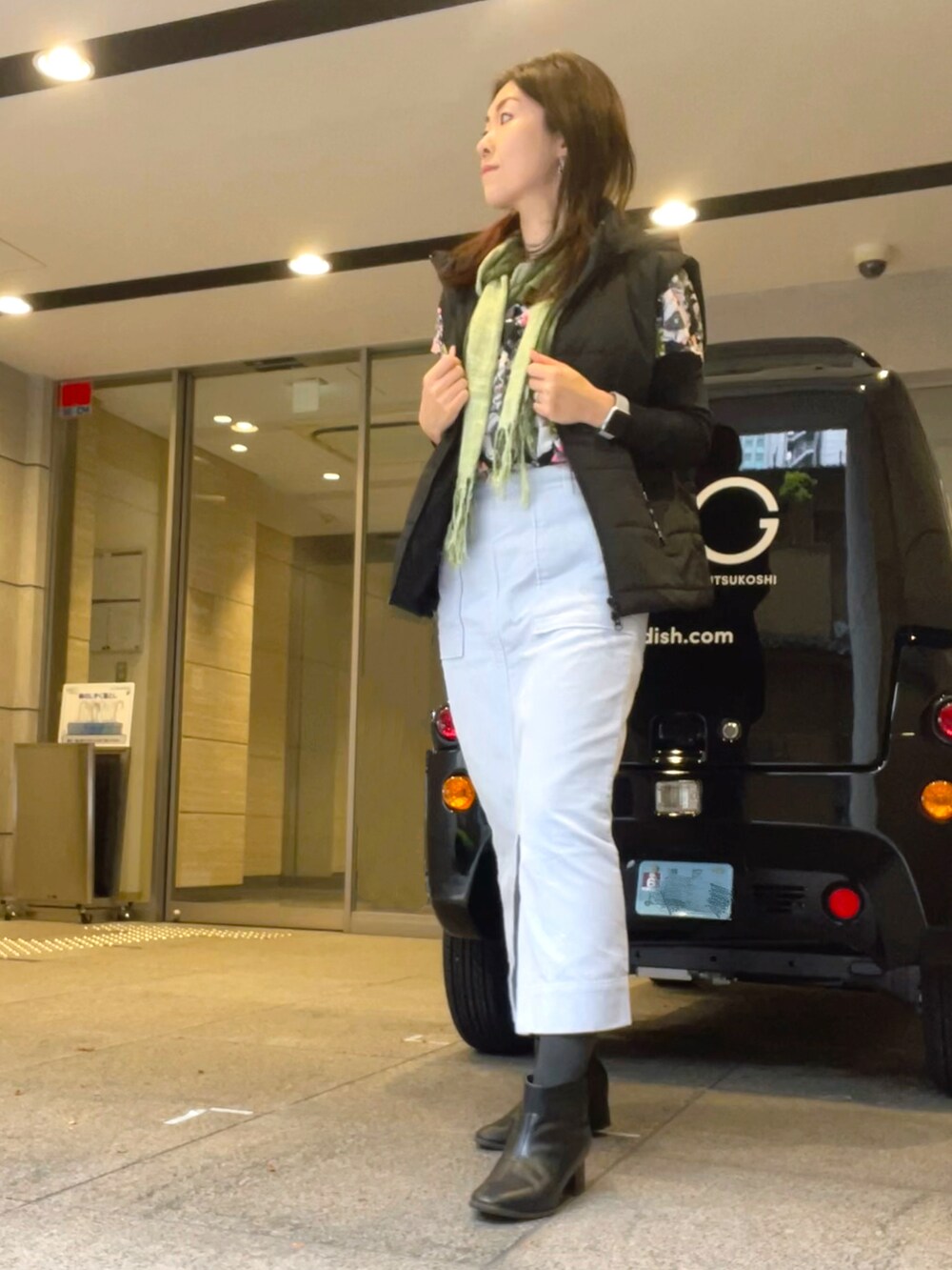 「オトナカジュアル、ロングスカート、柄トップス、コーデュロイスカート、ベスト、ダウンベスト、ストリート、ストリートファッション、スカーフ」｜「USEDのアイテム（マフラー、グリーン系）」を使った、Satokoさん（レディース・159cm）の秋コーディネートの2枚目の写真
