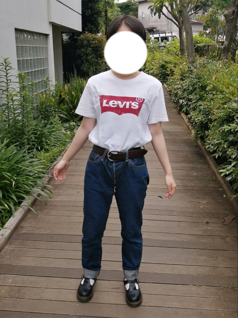 ブラック系のその他シューズ、ブルー系のデニムパンツ、ホワイト系のTシャツ/カットソーを着用したレディースの春コーディネートの2枚目の写真