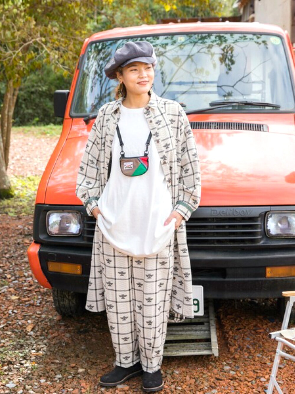 「春コーデ、メンズライク、セットアップ、イージーパンツ、シャツワンピ、チェック柄、キャンプ、grn、チャイハネ、アミナコレクション、Amina、アメカジ、休日スタイル、キャスケット、フォークロア」｜「チャイハネの【チャイハネ】サンダーバード＆チェックシャツワンピース（シャツワンピース、ベージュ系）」を使った、Jessicaさん（レディース・161cm）の春コーディネートの4枚目の写真