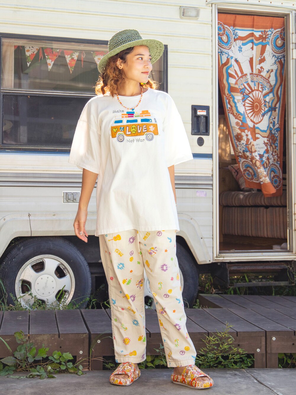 その他のTシャツ/カットソー、ホワイト系のその他パンツ、ホワイト系のサンダルを着用したレディースの春コーディネートの2枚目の写真