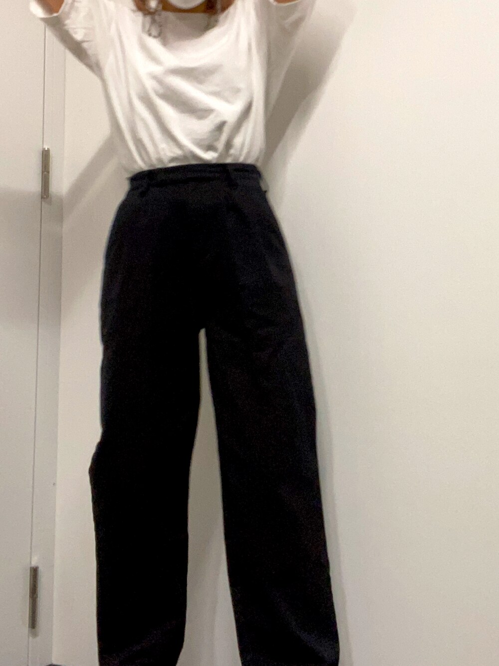 ブラック系のチノパンツ、グリーン系のスニーカーを着用したレディースの秋コーディネートの2枚目の写真