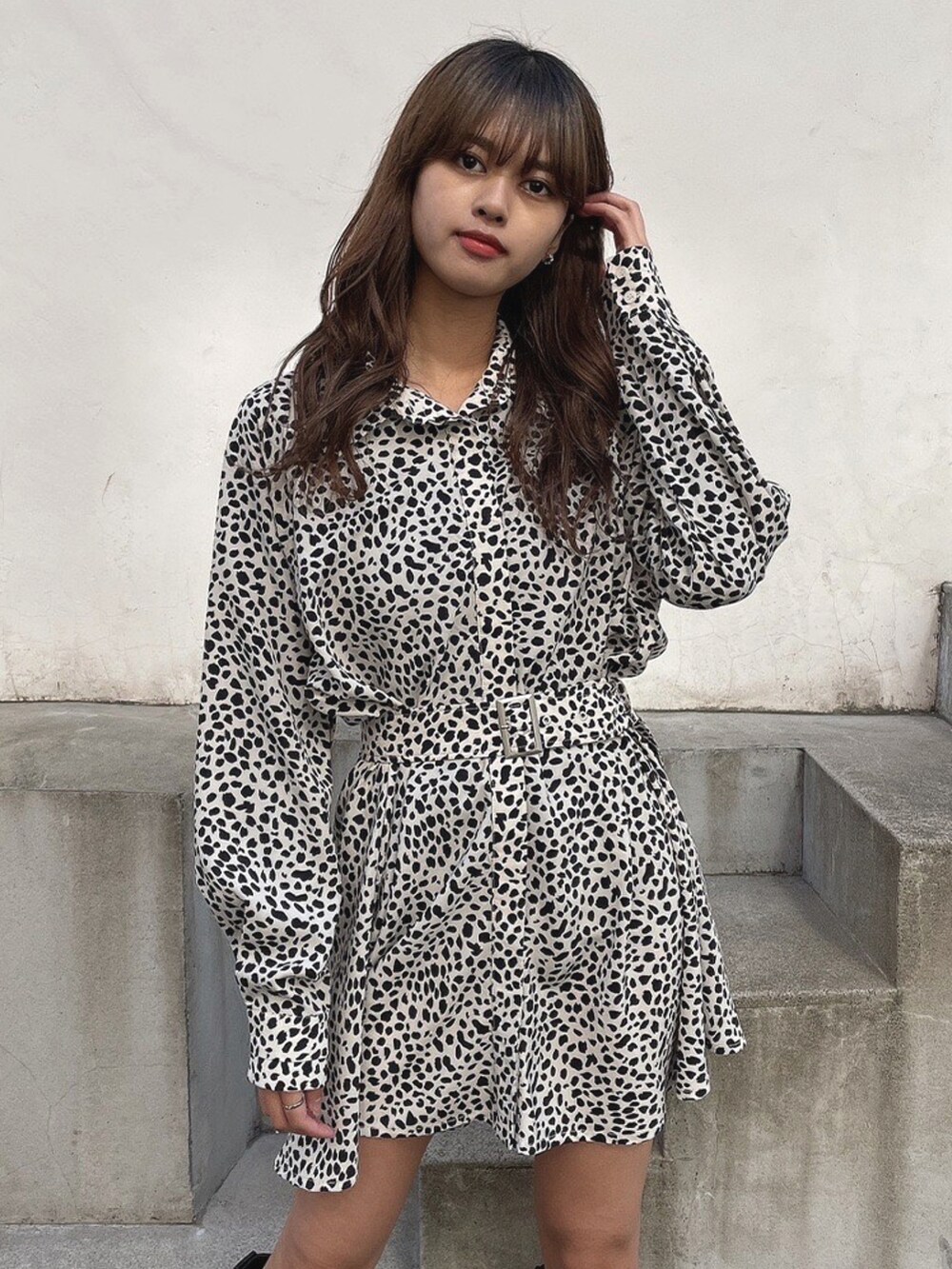 その他のワンピース、ブラック系のブーツを着用したレディースの春コーディネートの4枚目の写真