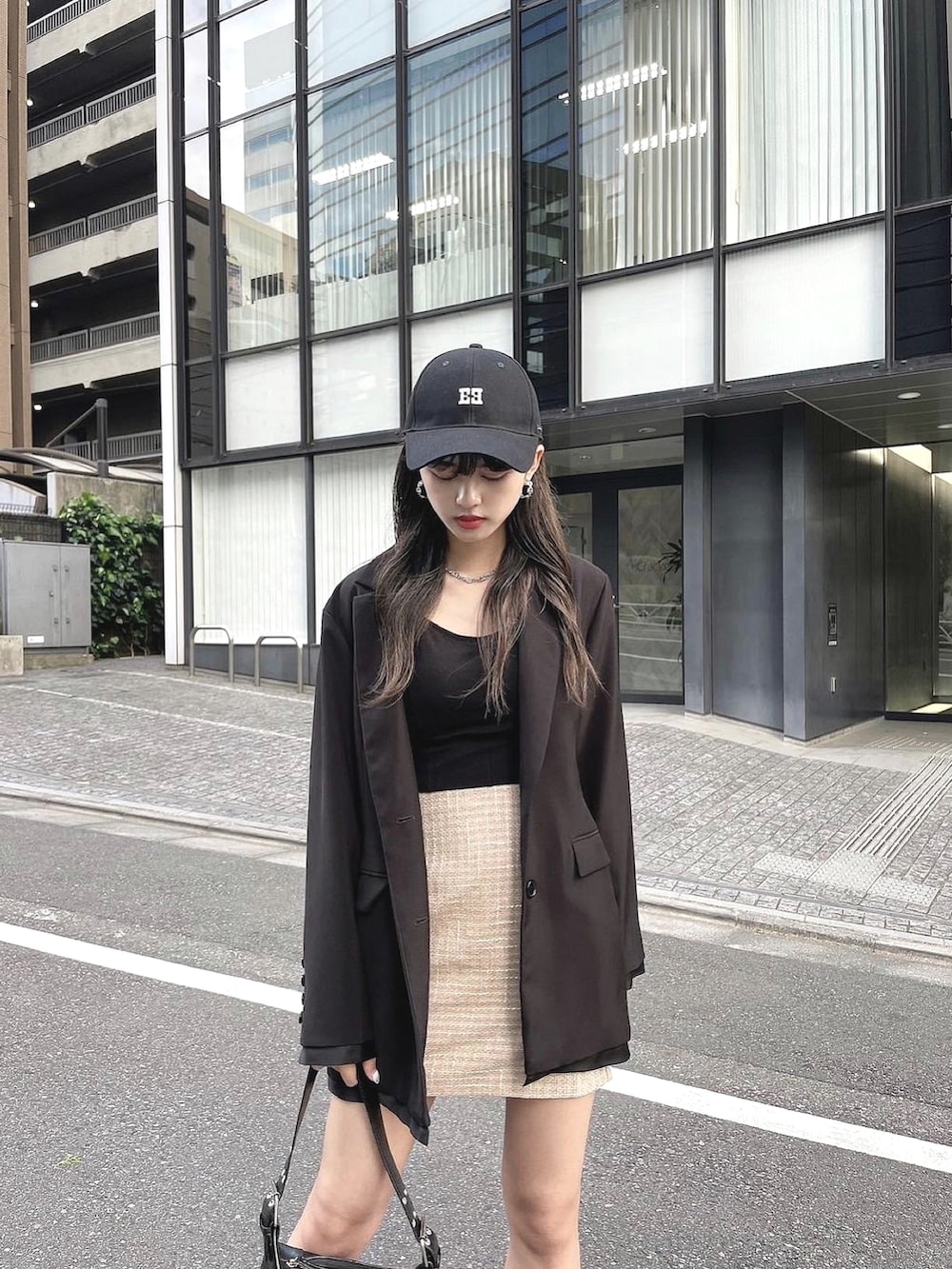 「ENVYM、ENVYMコーデ、春、大人カジュアル、オフィスカジュアル、ツイード、ツイードスカート、キャップ女子、お洒落さんとつながりたい、おでかけコーデ、厚底サンダル、大人可愛い」｜「ENVYMのオーバーテーラードJK（テーラードジャケット、ブラック系）」を使った、aki さん（レディース・164cm）の春コーディネートの2枚目の写真