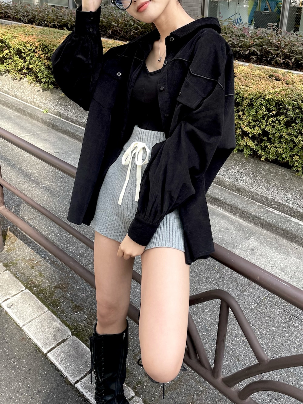 ブラック系のシャツ/ブラウス、グレー系のその他パンツを着用したレディースの春コーディネートの3枚目の写真