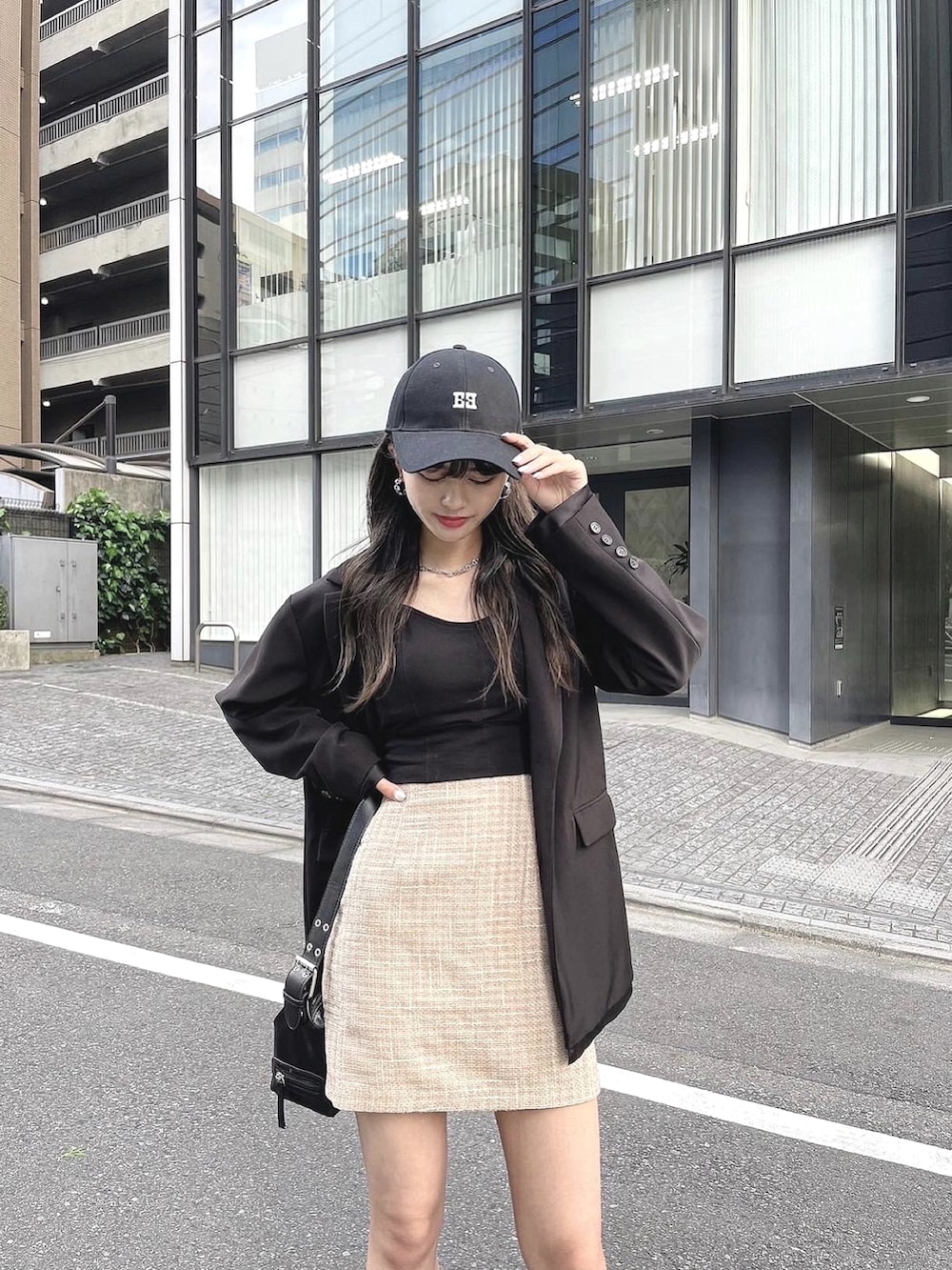 「ENVYM、ENVYMコーデ、春、大人カジュアル、オフィスカジュアル、ツイード、ツイードスカート、キャップ女子、お洒落さんとつながりたい、おでかけコーデ、厚底サンダル、大人可愛い」｜「ENVYMのオーバーテーラードJK（テーラードジャケット、ブラック系）」を使った、aki さん（レディース・164cm）の春コーディネートの3枚目の写真
