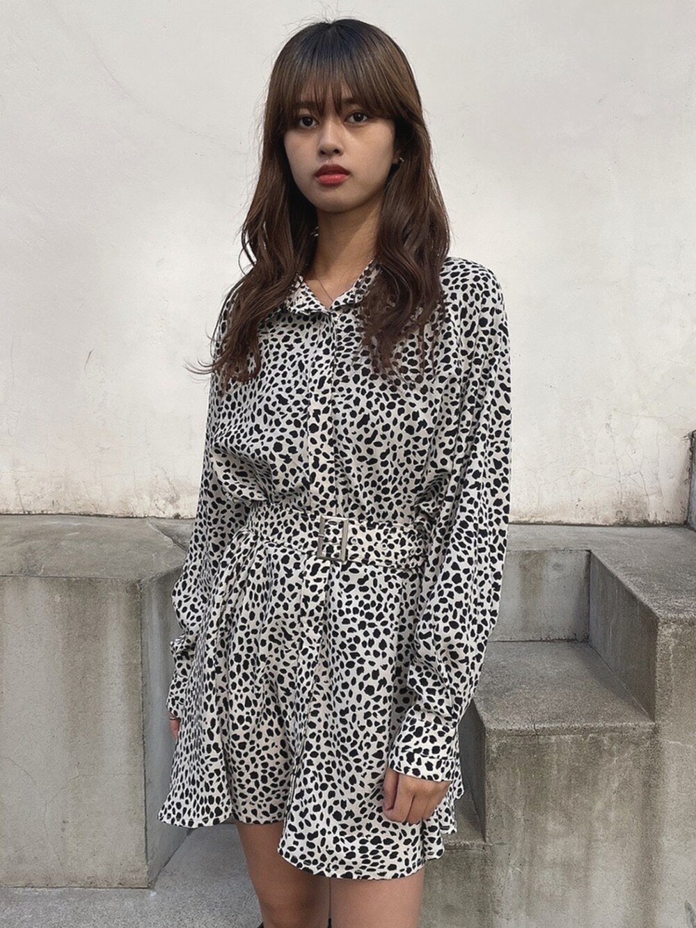 その他のワンピース、ブラック系のブーツを着用したレディースの春コーディネートの3枚目の写真