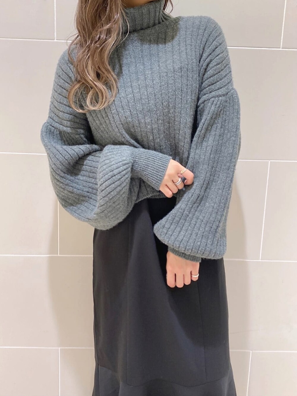 「冬コーデ、ショートブーツ、ニットコーデ、あったかコーデ、シンプルコーデ、タートルネック、キャミワンピ、キャミワンピース、ニット、モノトーン、モノトーンコーデ、ナイスクラップ、ラクチンコーデ、トレンド、トレンドコーデ」｜「one after another NICE CLAUPの単品でも着まわし抜群！２wayニット×マーメイドワンピースセットアップ（ワンピース、ブラック系）」を使った、niceclaupさん（レディース・158cm）の冬コーディネートの3枚目の写真