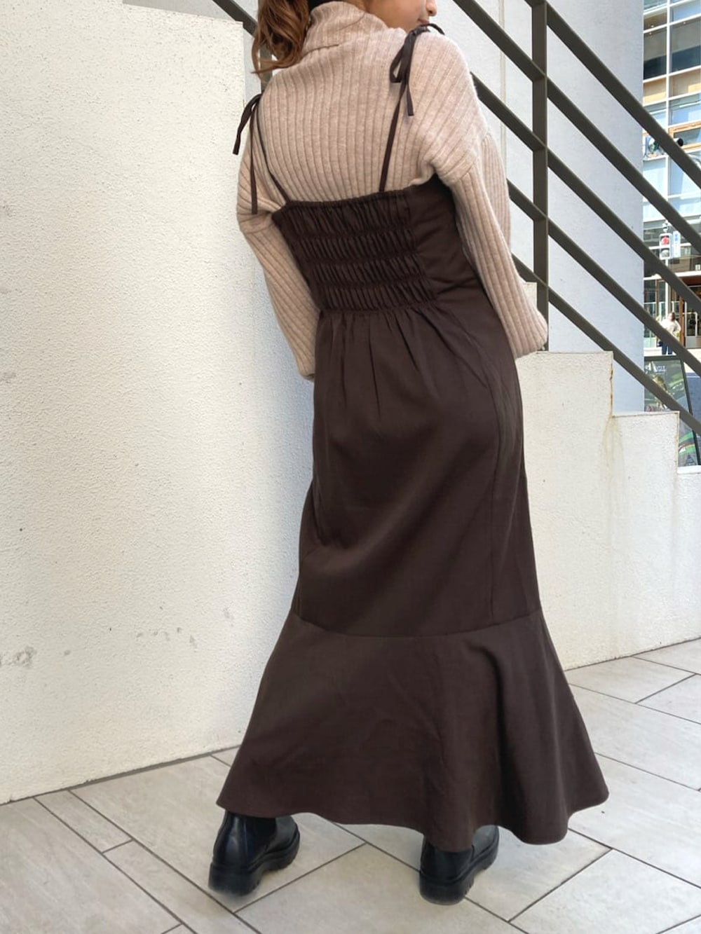 ブラック系のブーツ、ブラウン系のワンピースを着用したレディースの冬コーディネートの3枚目の写真