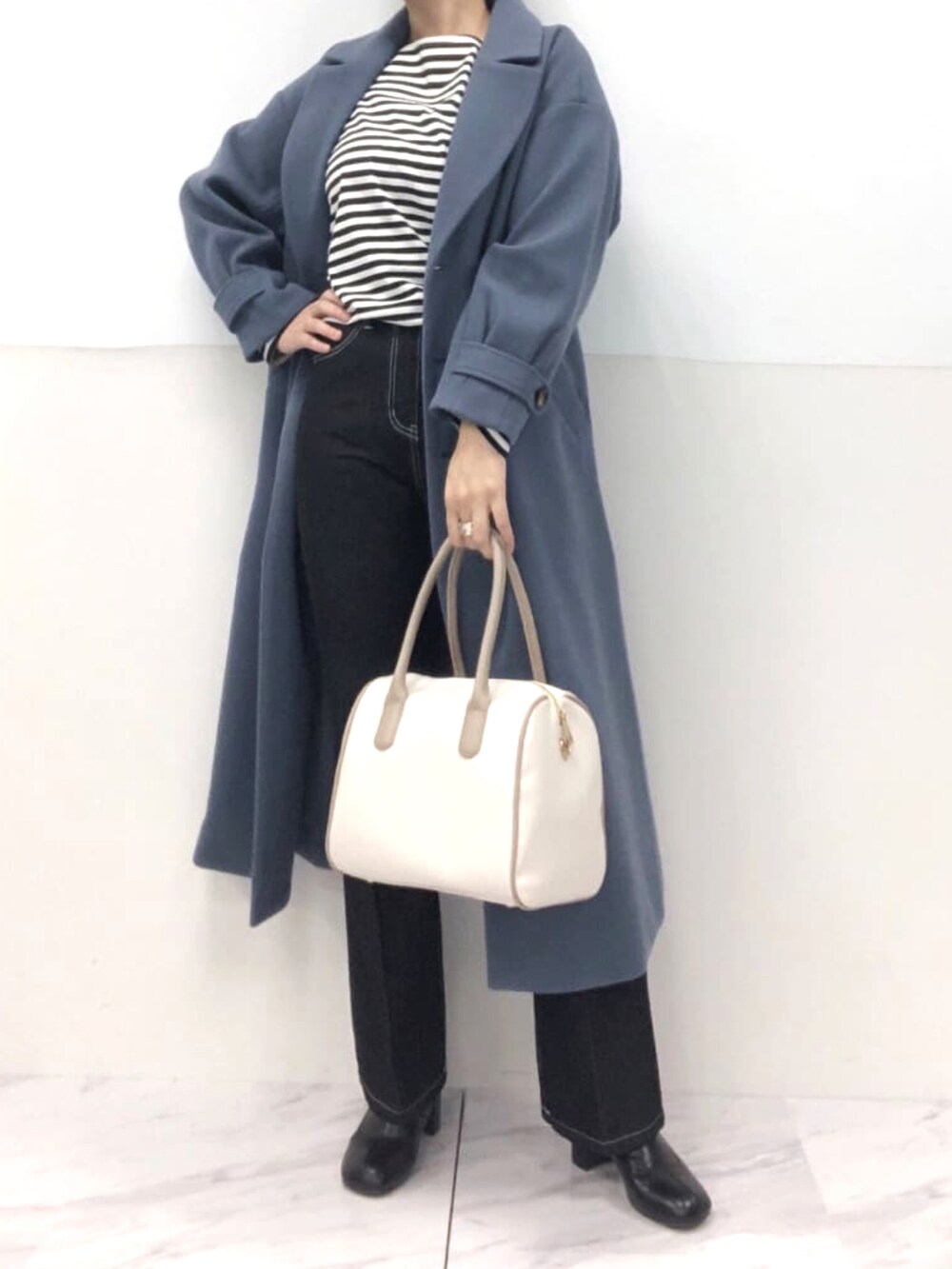 「ブルー、ブルーコーデ、プチプラ、アウター、チェスターコート、チェスター、ロングコート、パンツスタイル、パンツコーデ、シンプル、ブーツ、ナイスクラップ、シンプルコーデ、シンブルスタイル、プチプラコーデ」｜「one after another NICE CLAUPの【WEB限定商品】軽い着心地で上品に決まる！レディなロングチェスターコート（チェスターコート、ブルー系）」を使った、niceclaupさん（レディース・158cm）の冬コーディネートの2枚目の写真