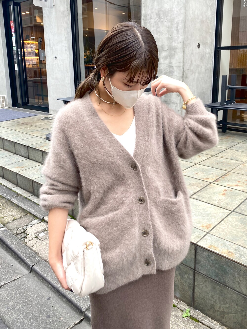 「カジュアル、シンプルスタイル、大人カジュアル、シンプルコーデ、今日のコーデ、おしゃれさんと繋がりたい、休日コーデ、秋色、ロングスカート、骨格ストレート、キレイめコーデ、秋、秋コーデ、ニットカーディガン、ニットスカート」｜「COLLAGE GALLARDAGALANTEの数量限定/早い者勝ち/虜になる着心地/フォックスカシミヤカーディガン（カーディガン/ボレロ、グレー系）」を使った、EBINAさん（レディース・166cm）の秋コーディネートの3枚目の写真