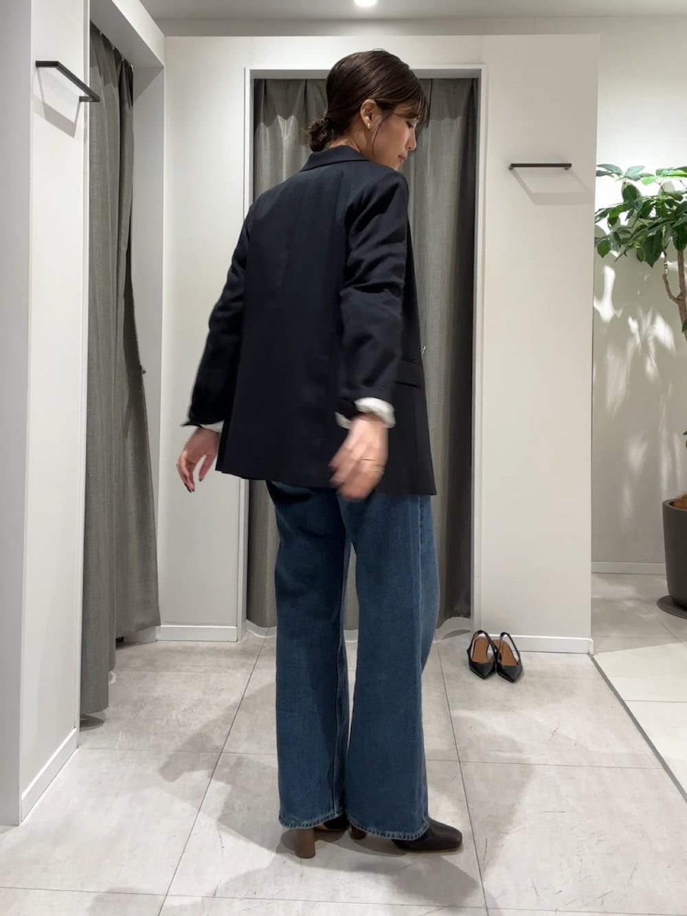「カジュアルスタイル、デニム、デニムブラウス、ジャケット、ジャケットスタイル」｜「COLLAGE GALLARDAGALANTEの【華奢見え】デニムフリルブラウス（トップス、ブルー系）」を使った、EBINAさん（レディース・166cm）の冬コーディネートの2枚目の写真