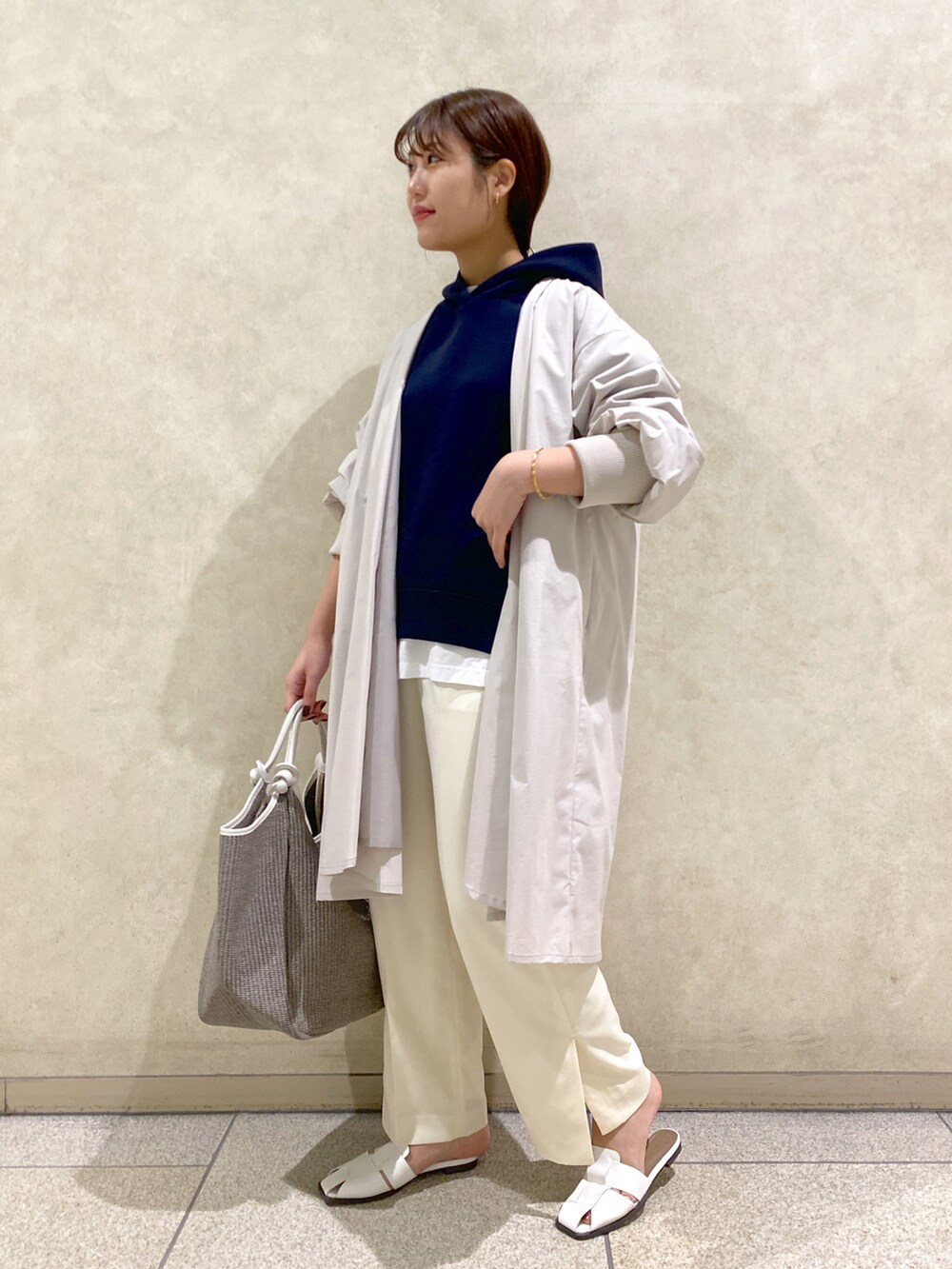 「シンプルコーデ、オトナカジュアル、カジュアルコーデ、オトナ女子、あったかコーデ、春カラー、春コーデ、モノトーン、高身長コーデ、淡色コーデ、ボリューム袖、スプリングコート、いいね、save、フォローお願いします🤑」｜「COLLAGE GALLARDAGALANTEの【MARCO MASI/マルコマージ】パイピングトートバッグ（トートバッグ、ホワイト系）」を使った、EBINAさん（レディース・166cm）の冬コーディネートの2枚目の写真
