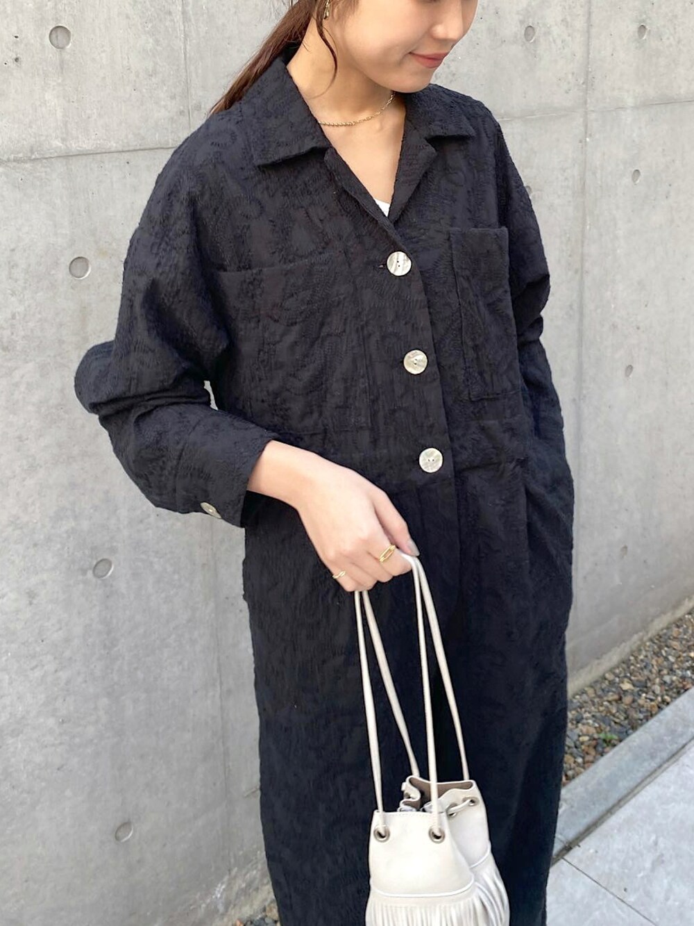 「私の推しブランド、お出かけコーデ、春コーデ、お洒落さんとつながりたい、春カラー、オトナカワイイ、大人カジュアル、#今日のコーデ、春先取り、春服、ロンパース」｜「COLLAGE GALLARDAGALANTEの【PAPILLONNER/パピヨネ】チュールショートブーツ（その他シューズ、ブラック系）」を使った、EBINAさん（レディース・166cm）の冬コーディネートの2枚目の写真