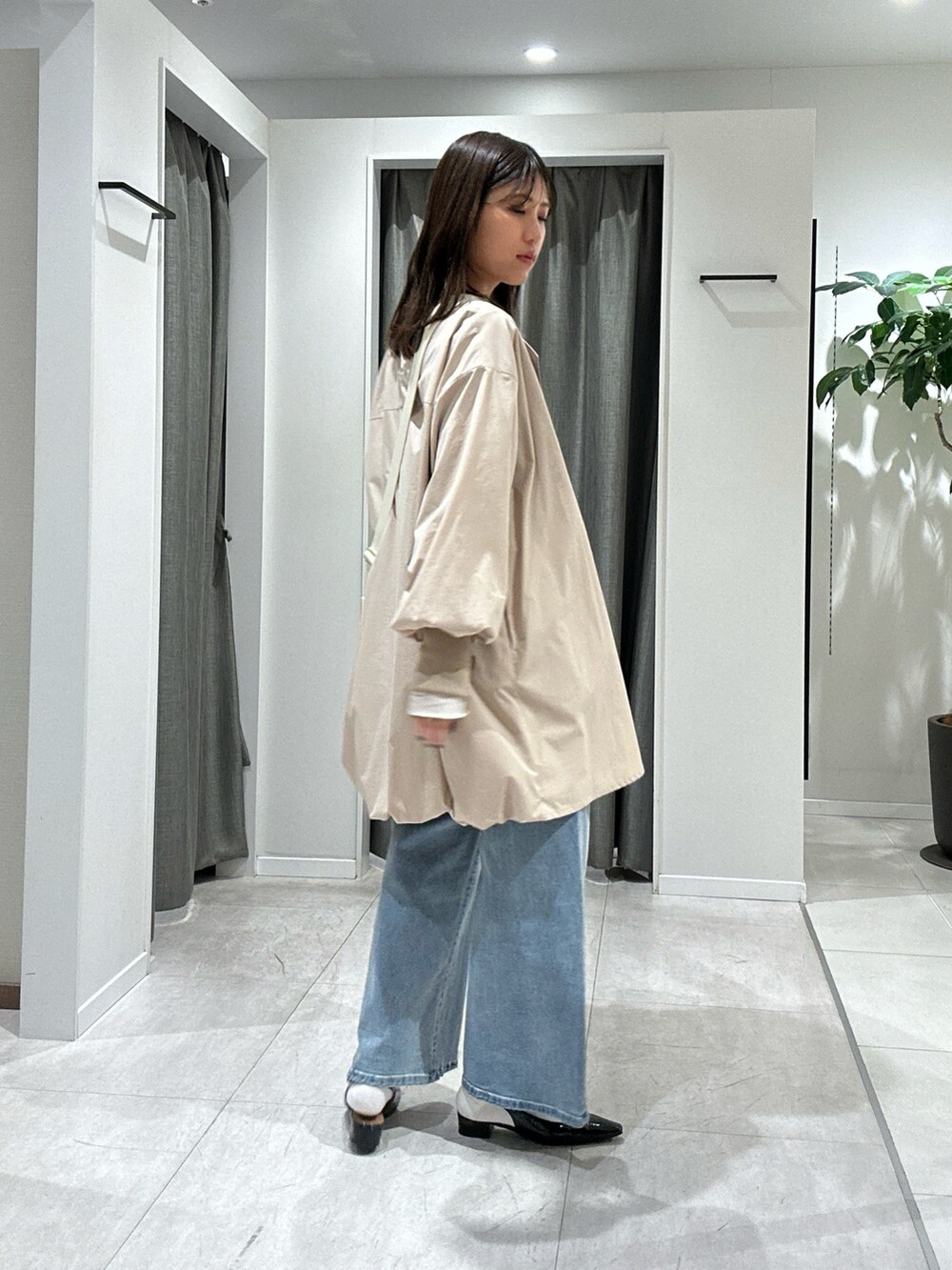 「大人女子、キレイめカジュアル、シンプルスタイル、春先取り、デニム、デニムパンツ、ウェーブ、春コート、トレンチコート」｜「COLLAGE GALLARDAGALANTEの【PAPILLONNER/パピヨネ】バックスリングパンプス（パンプス、ブラック系）」を使った、EBINAさん（骨格ウェーブ・レディース・166cm）の冬コーディネートの2枚目の写真