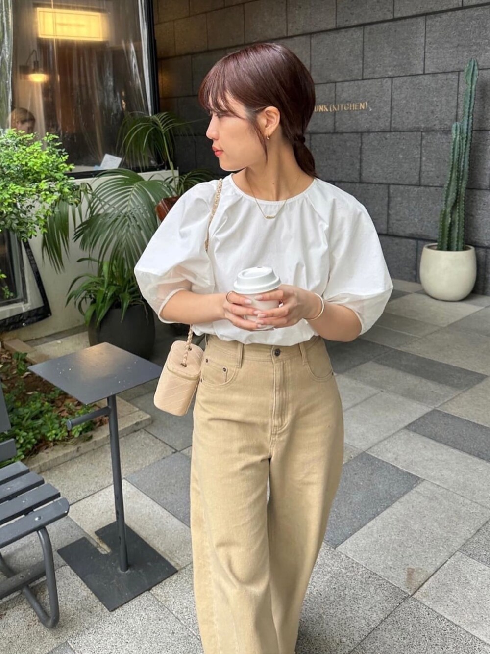 「お出かけコーデ、オトナ女子、休日コーデ、オトナカワイイ、白ブラウス、デニム、淡色コーデ、淡色女子、キレイめコーデ、シアートップス、おでかけ、骨格ストレート、ホワイト、ベージュ、大人ガーリー」｜「COLLAGE GALLARDAGALANTEの【Q.anos/キュアノス】ブルージュデニム（デニムパンツ、ブルー系）」を使った、EBINAさん（レディース・166cm）の春コーディネートの2枚目の写真